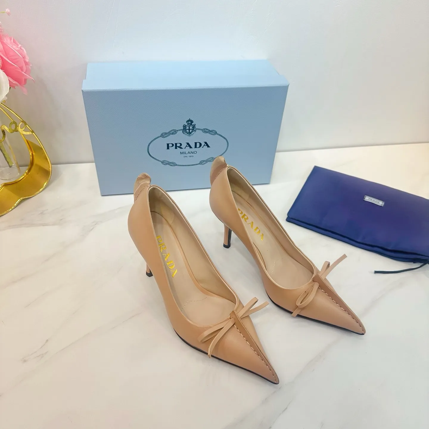 👟👟Ex-factory price 540👟👟 2025 SSS launches Prada’s latest long boots, sandals, thin heels, empty backs, thick heels series ————————🆚🆚🆚 💥PRADA's early spring T-stage catwalk show is the same style as "Dreams Never Sleep". Prada can use it on important occasions. The fresh style has a bit of nobility and is perfect on the feet. 💃💃 Wear this shoe with it. It is elegant and crystal clear, regardless of various accessories. The materials are all exclusively customized one-to-one and must be zero-distance from the original. The entire series is full of exciting and unexpected combinations of elements. The expression of different materials and textures of fabrics has a strong artistic flavor, allowing you to appreciate the ever-changing style of Prada girls. 1⃣ Upper: Made of sheepskin 2⃣ Lining: Imported sheepskin 3⃣ Outsole: Original Italian genuine leather outsole Heel height 8.5 4⃣🔺Original labeling feet, stock code number 35M-39M (40, 41, 42 are custom-made and cannot be returned or exchanged).